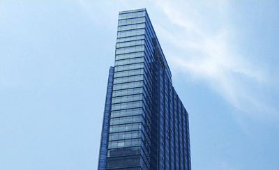 王楚钦用手机打乒乓球